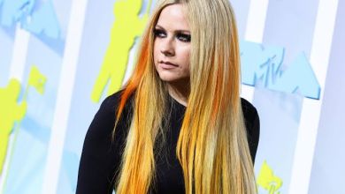 Yungblud Cuts Avril Lavigne'S Hair While She Is Seated On A Toilet Seat 7