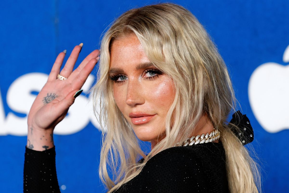 Kesha Teases New Music In Los Angeles Car Park - With A Cardboard Sign! 1