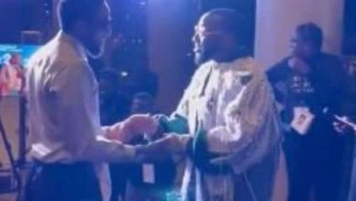 Dbanj And Davido Share &Quot;Baba Ibeji&Quot; Moment At Trace Awards; Fans React To Video 9