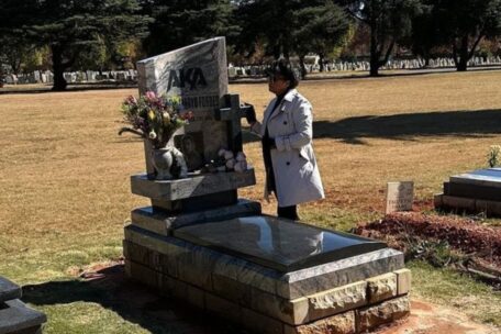 Lynn Forbes Shares Why Visits To Aka'S Grave Comforts Her 3